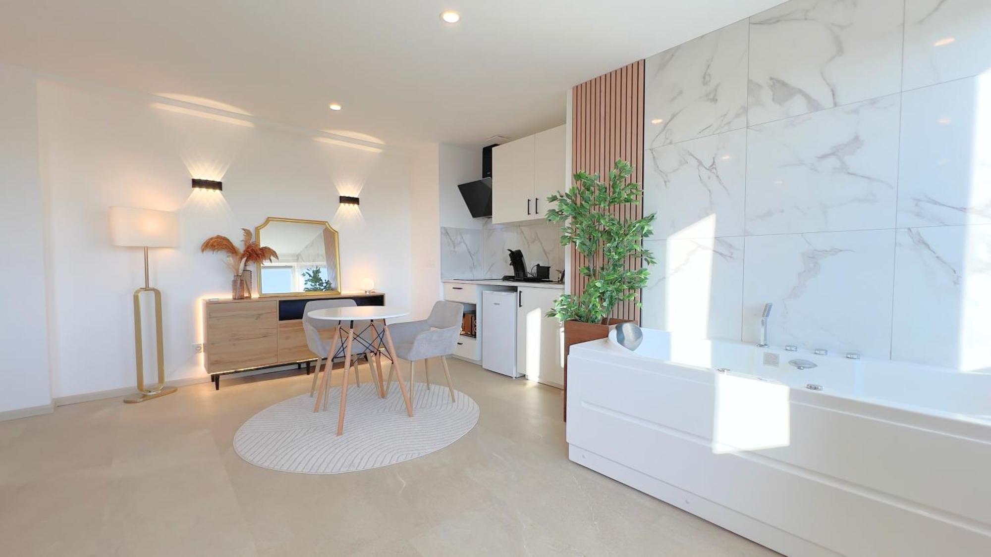 Ps5, Cinema & Jacuzzi - Skyline Luxe Apartment *