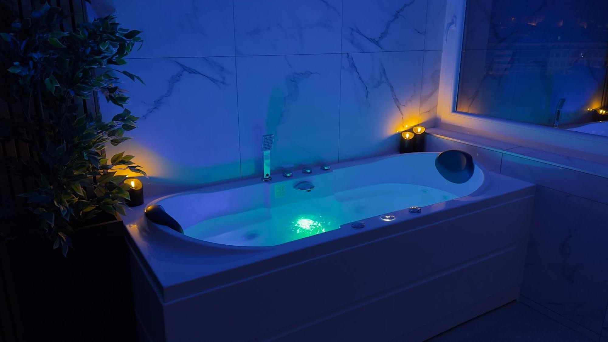 Ps5, Cinema & Jacuzzi - Skyline Luxe Apartment *